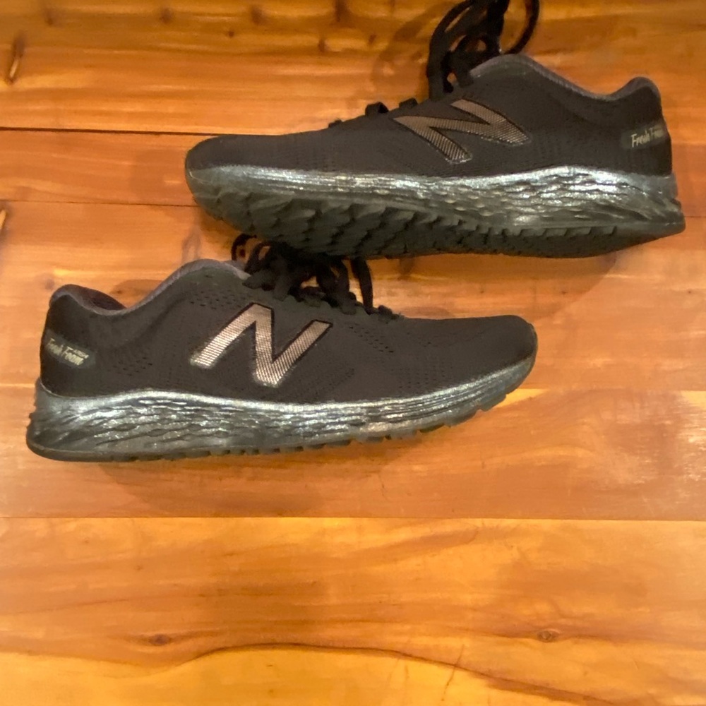 Black women’s new balance shoes size 6 1/2